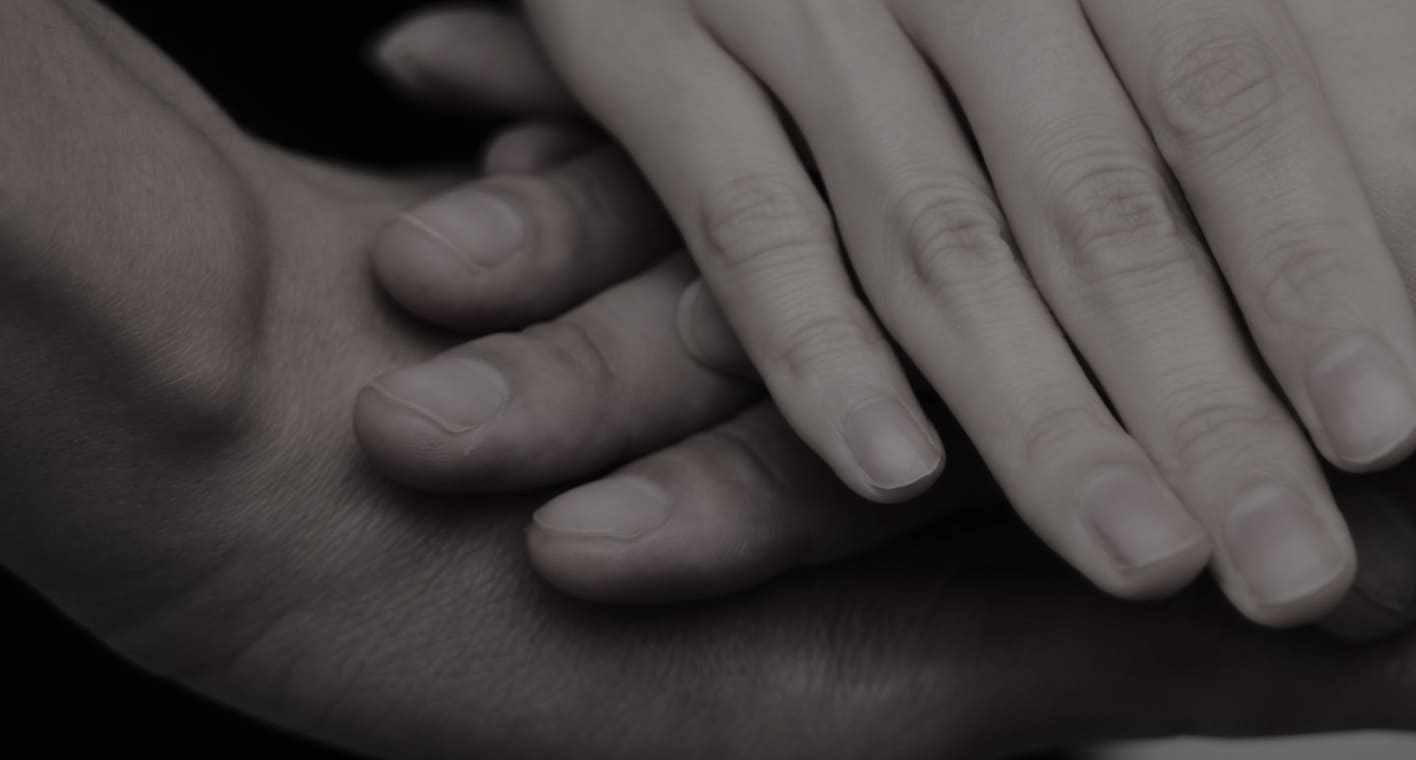 手と手を重ね合わせている様子