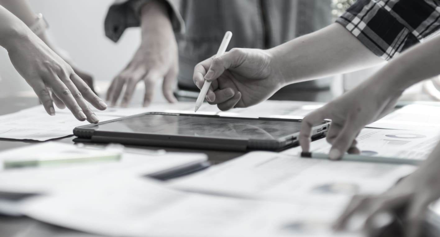 パソコンのタイピングをしている様子