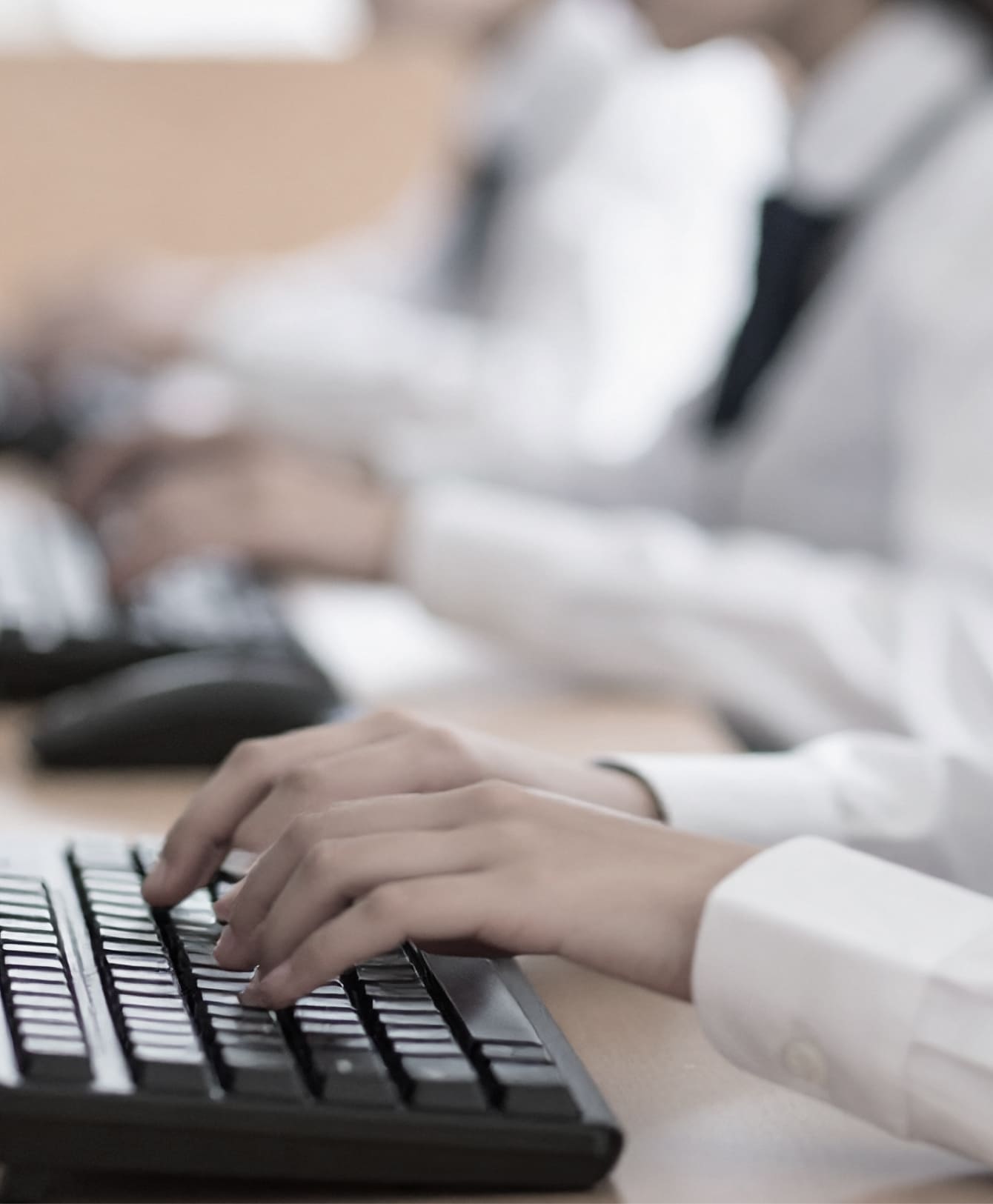 パソコンでタイピングしている様子