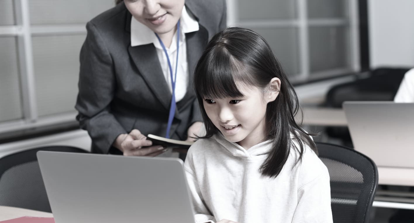 子どもに教えている様子