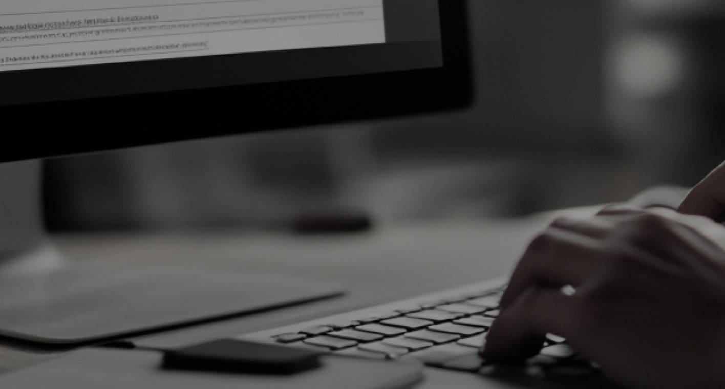 パソコンのタイピングをしている様子